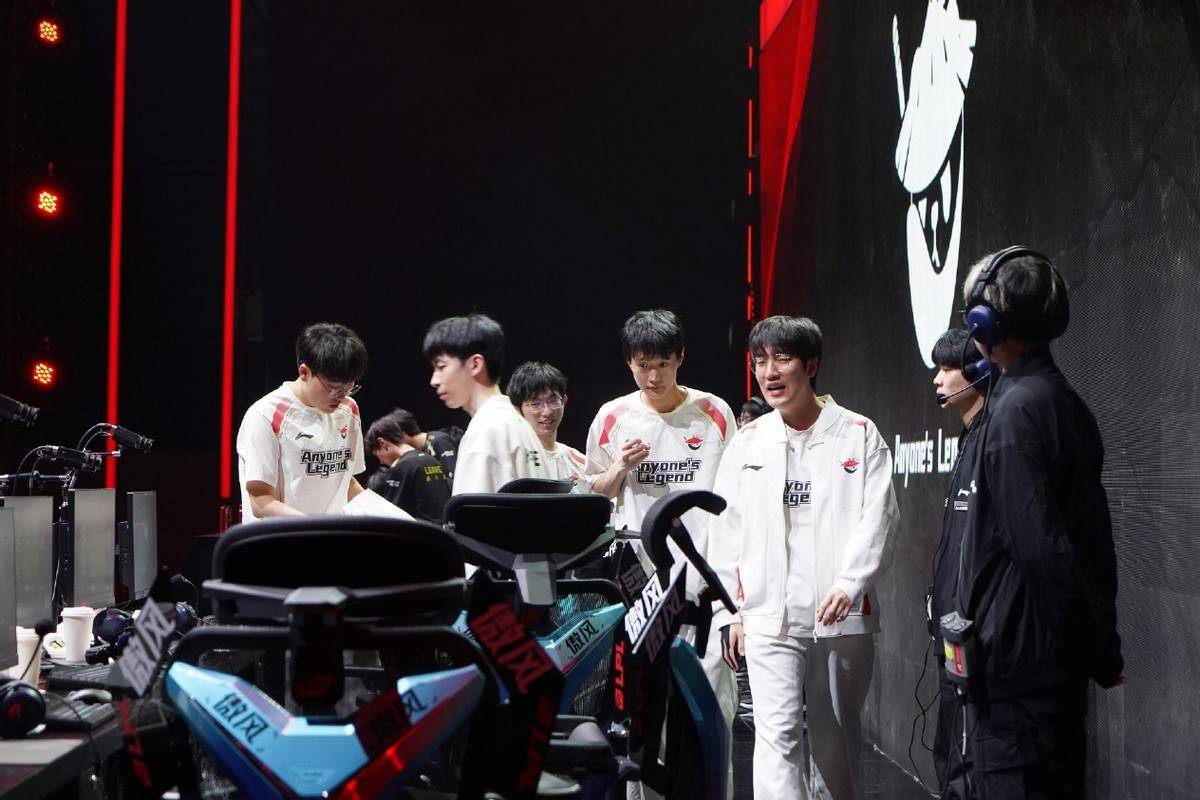 开云体育APP下载-MAD绝杀GEN，Clid单局斩获MVP宿敌对决2025世界赛，让粉丝疯狂欢呼